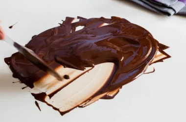 Temperagem de Chocolate: Guia Completo para um Chocolate Brilhoso e Crocante