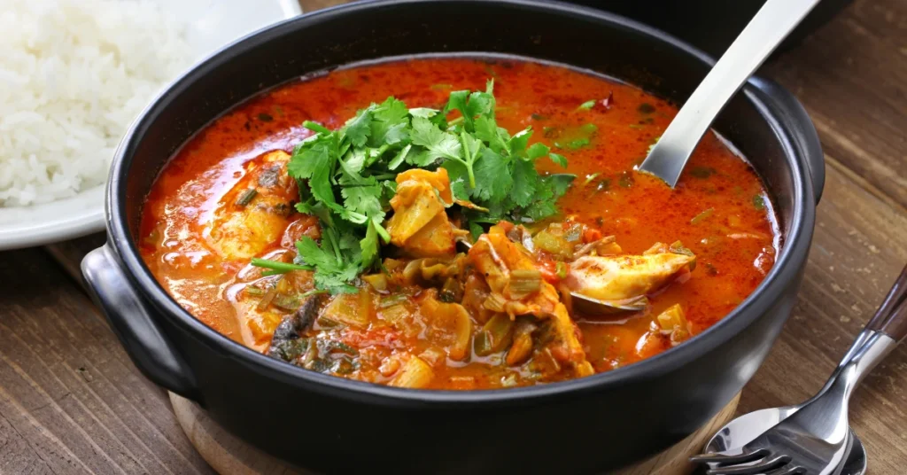 paneleiras moldando panelas de barro tradicional